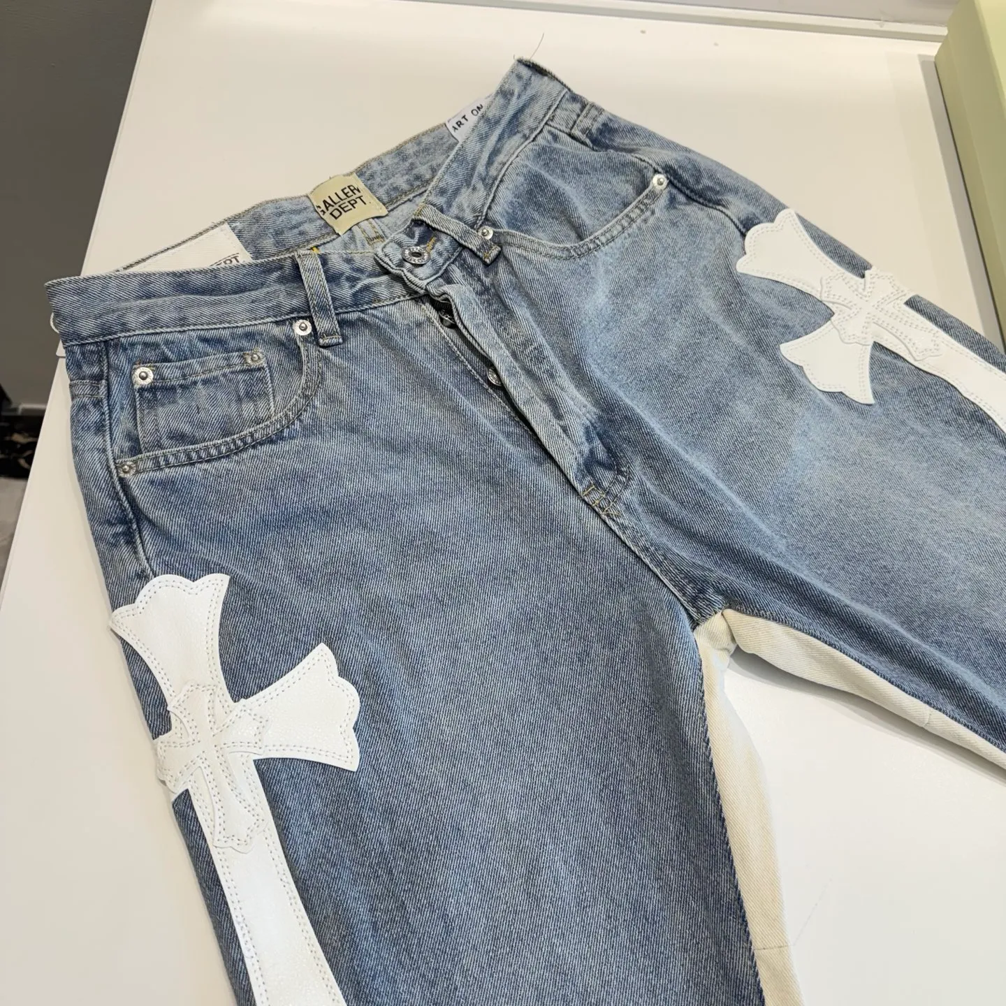 P290 model number: D441 GALLERY DEPT & Chrome hearts, multi-leather white cross loose washed flared jeans, truly restoring the ultimate vintage texture. The original hardware accessories, washed and other elevators, QR code analysis are all purchased from the original factory, with high degree of restoration. You are welcome to compare the products~ Three-dimensional version, loose and comfortable, not picky about the figure, tall and slim, factory Seiko, original factory quality control, same style for men and women, can be matched with couples, versatile recommendation Jeans that are a must-have for all seasons. Trendy people have been disappointed. From the quality selection of fabrics, the tailoring of details, and the matching of patterns, they are all impeccable! The upper body is so handsome when worn...it can be easily worn by men, women and children! The craftsmanship is made of heavy-duty washed pure cotton denim fabric. After washing, it is soft and thick. It is very stylish when worn. Size: 28, 30, 32, 34, 36 (S-XXL) Color: Stitching Size reference # 28 trouser length 100 waist 72 30 trouser length 102 waist 76 32 trouser length 104 waist 80 34 trouser length 106 waist 84 36 pants length 108 waist circumference 88